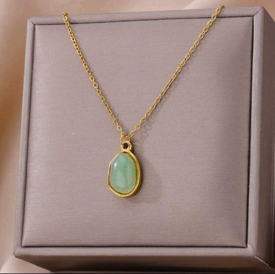 Picture of Irregular Green Stone Pendant Necklace 